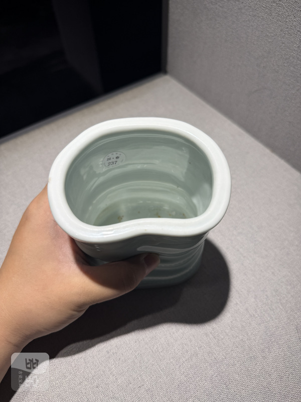 清乾隆 粉青釉随形竹节笔筒 - 图5
